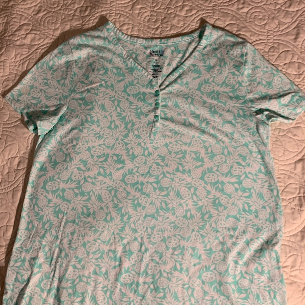 Croft & Barrow Ladies pineapple print sleep shirt Size M